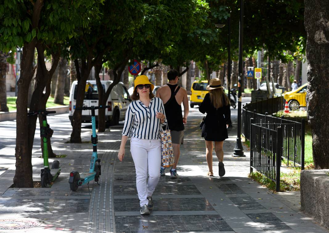 Antalya'da sıcaklık 43,7 dereceye yükseldi. Vatandaşlar sahile akın etti 17